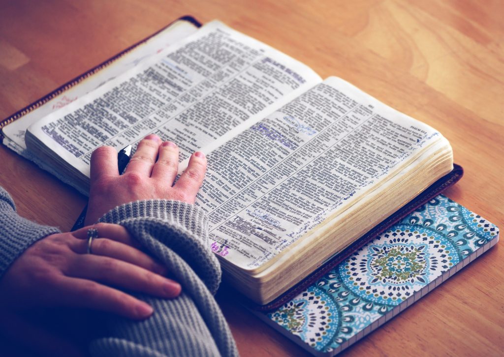 COMO ORAR ANTES DE LEER LA BIBLIA 