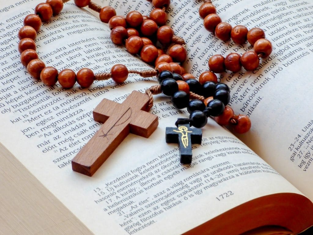 *por qué se debe rezar el rosario para los difuntos.